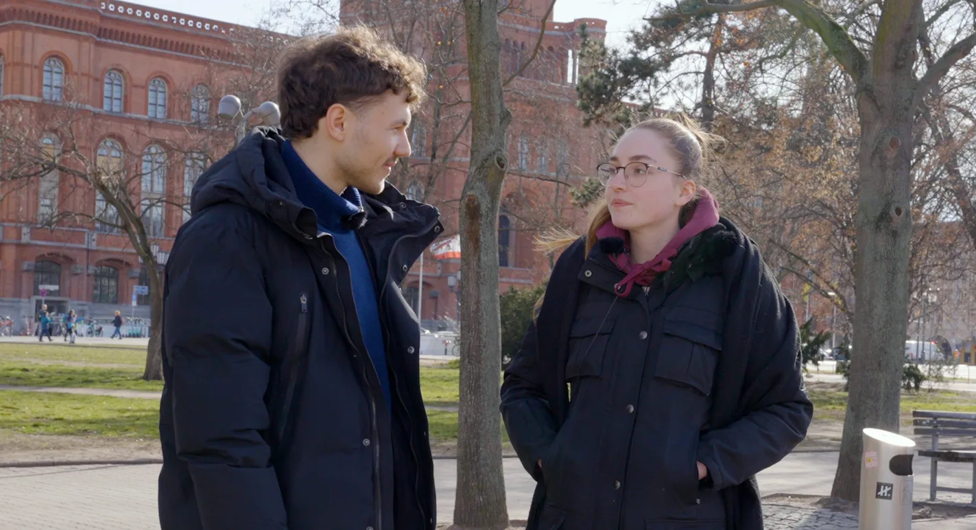 ein Mann interviewt eine Frau auf der Straße