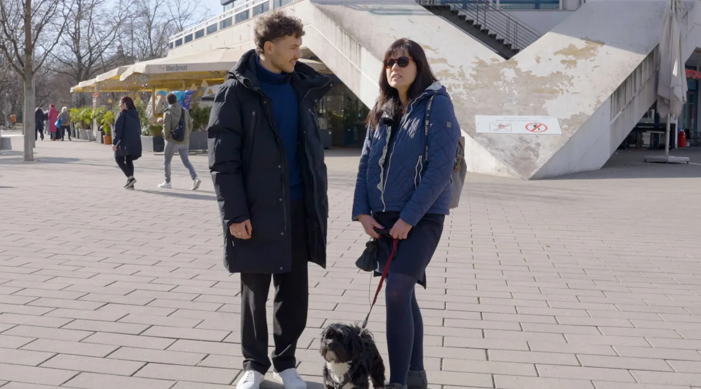 ein Mann interviewt eine Frau auf der Straße