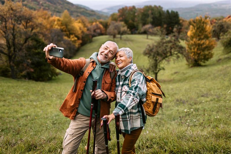 Mann und Frau beim Wandern
