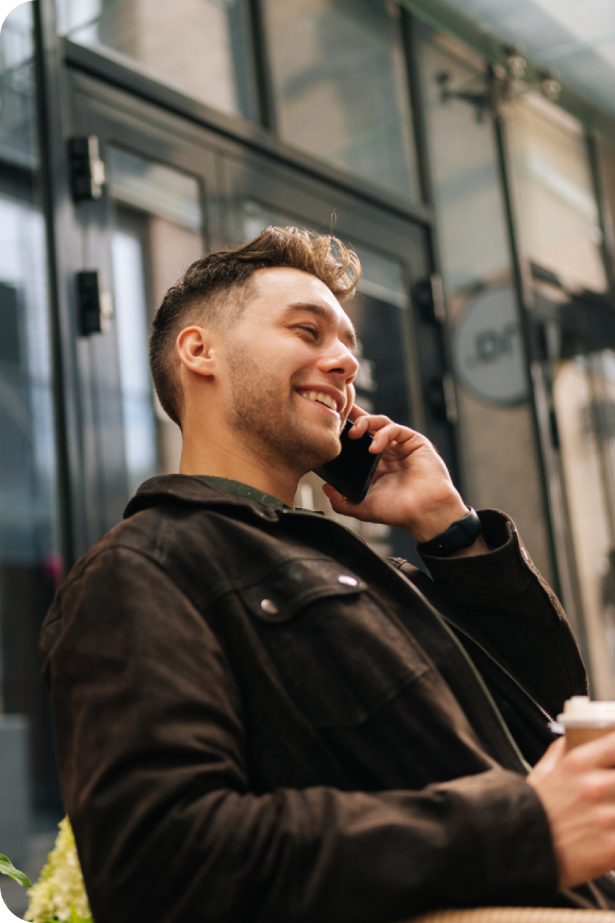 Mann beim Telefonieren