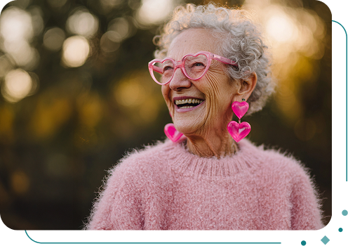 Fröhliche Oma im Garten