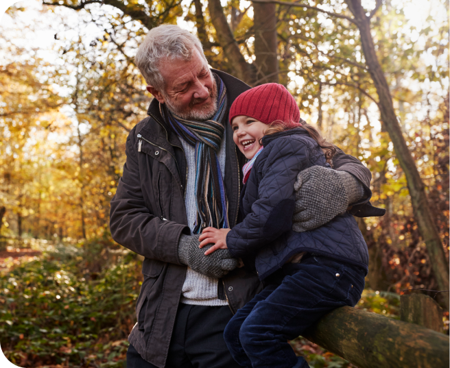 Großvater und Enkelkind haben Spaß