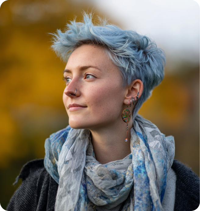 Fröhliche Frau im Garten