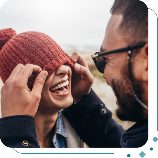 Mann und Frau genießen das Leben am Meer