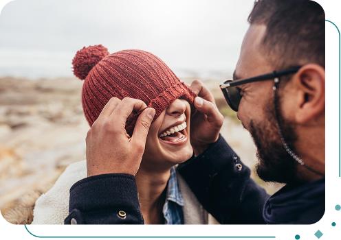 Mann und Frau genießen das Leben am Meer