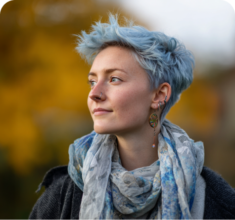 Fröhliche Frau im Garten