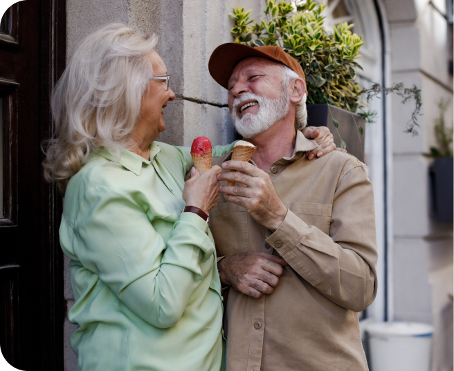 Mann und Frau, die ein Eis essen