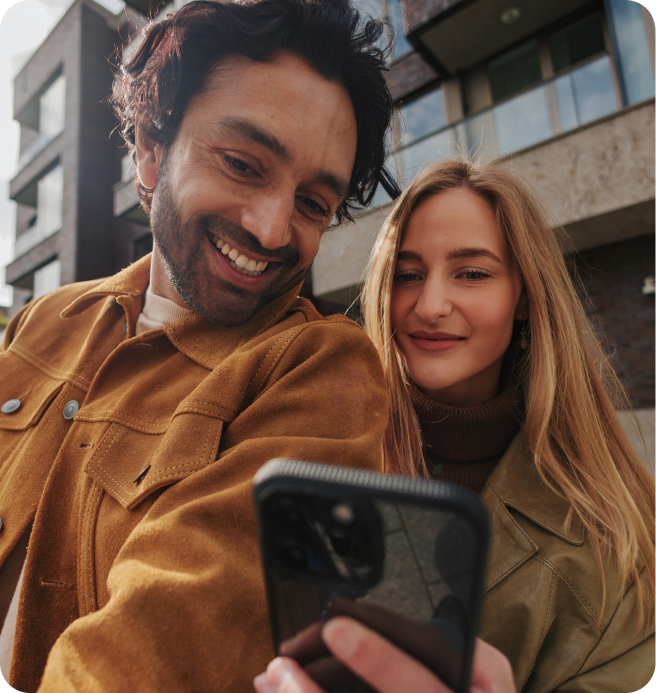 Paar hinter ihrem Handy