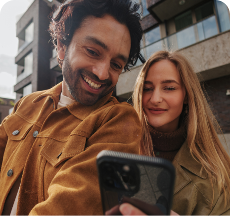 Paar hinter ihrem Handy