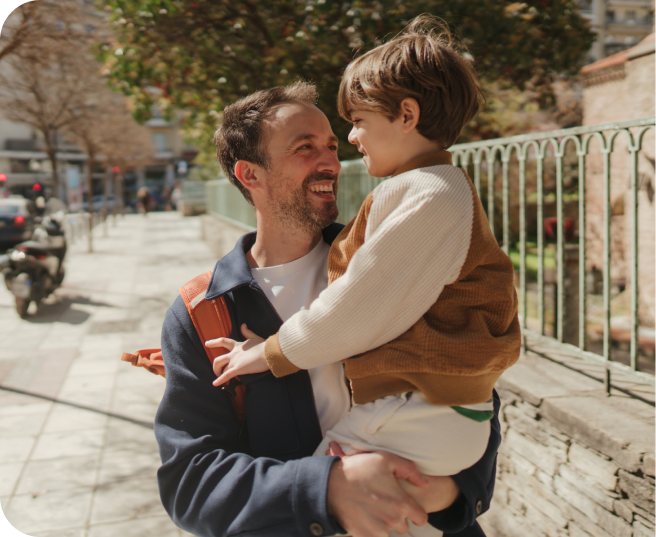 Vater und Kind beim Spazierengehen