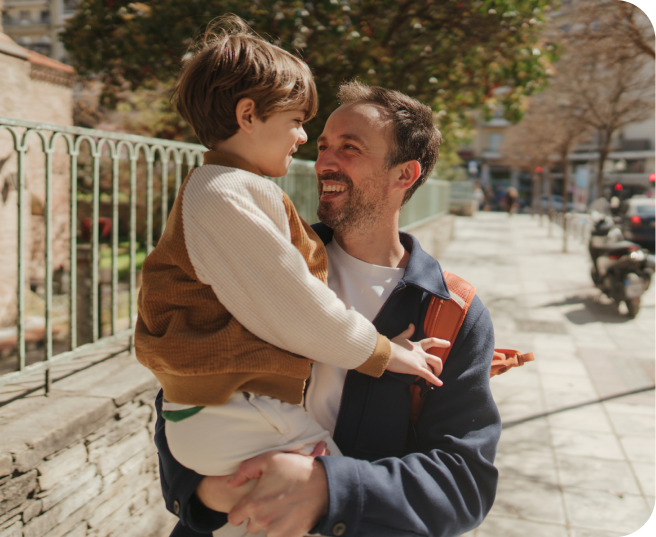 Vater und Sohn beim Spazierengehen