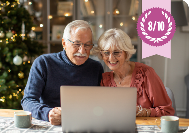 Ehepaar hinter Laptop