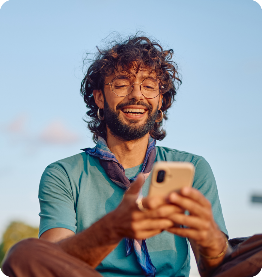 ein Mann mit seinem Handy