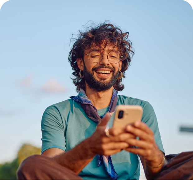 ein Mann mit seinem Handy