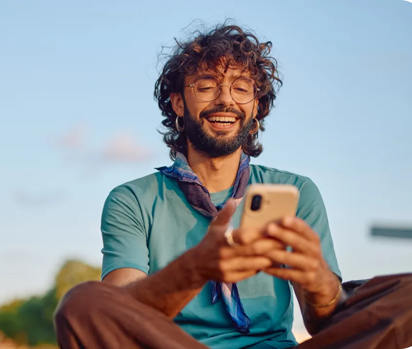 ein Mann mit seinem Handy