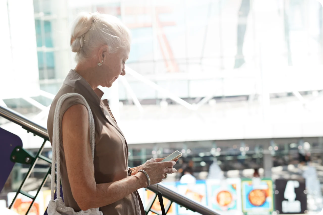 Eine Frau, die auf ihr Handy schaut