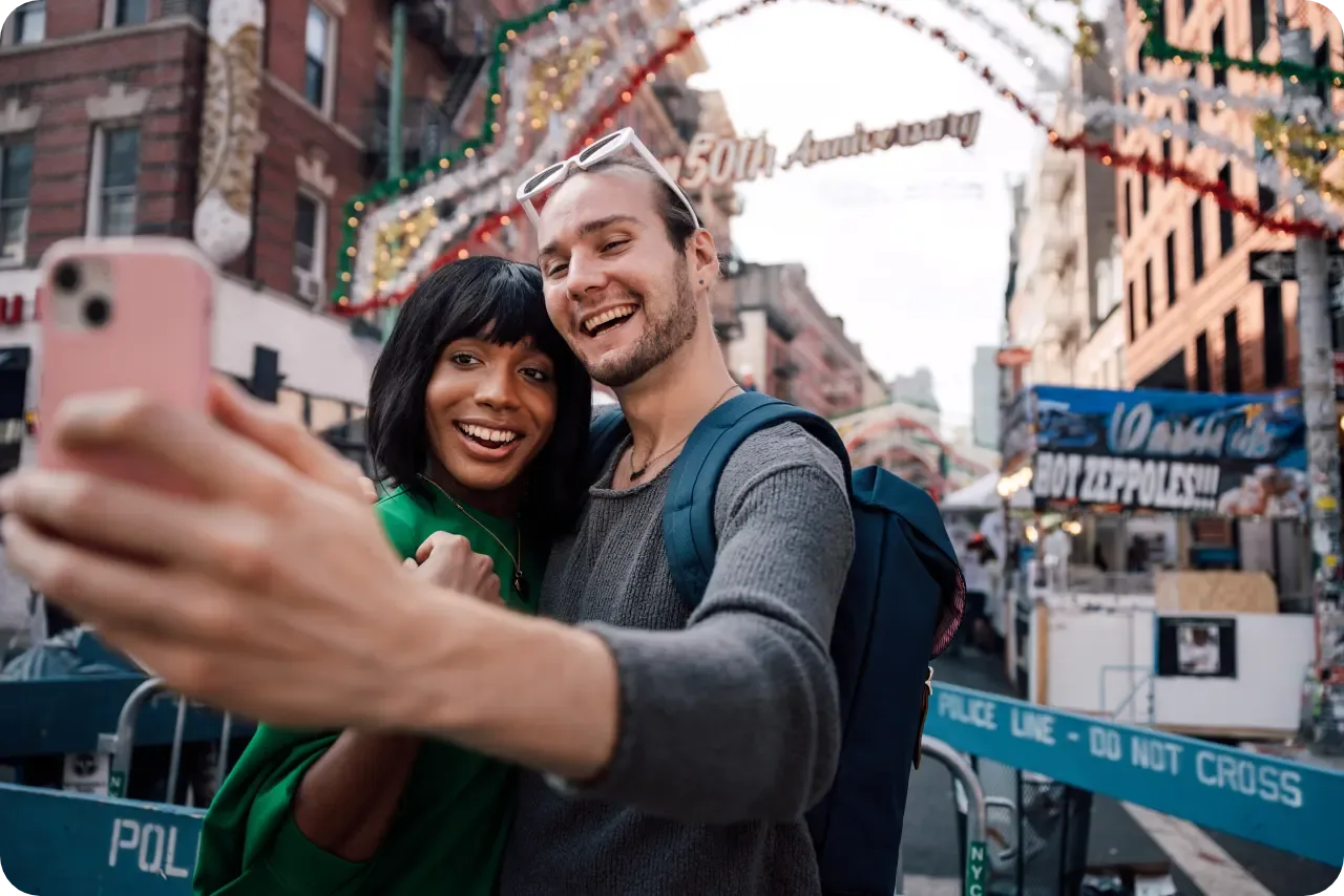 Ein Paar, das ein Selfie macht