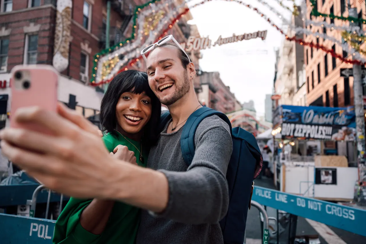 Ein Paar, das ein Selfie macht
