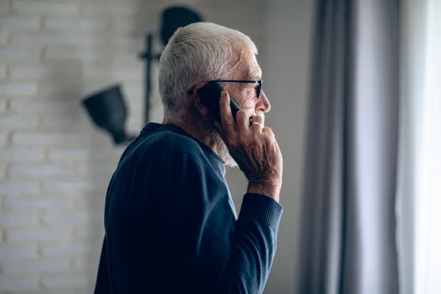Ein Mann am Telefon 