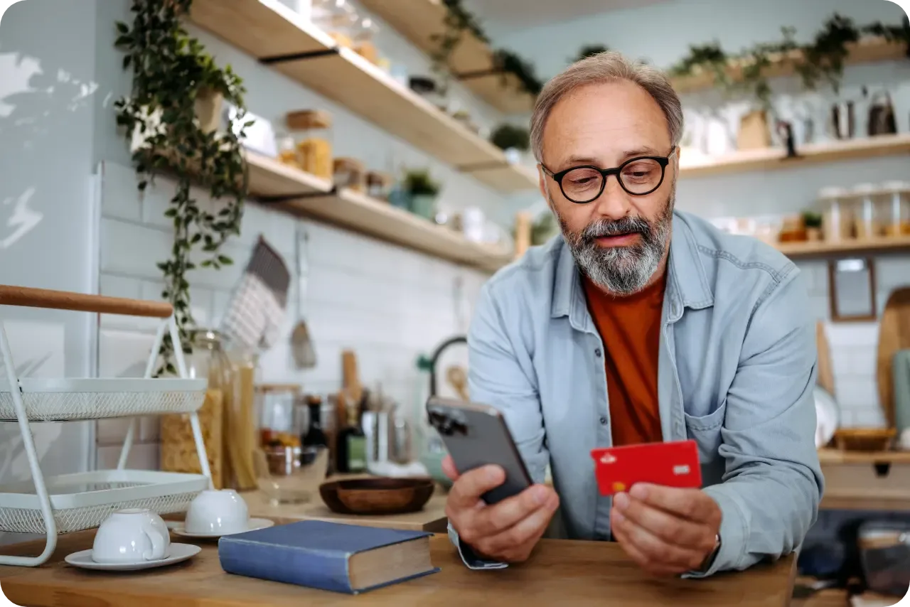Ein Mann, der über sein Handy einen Kauf tätigt
