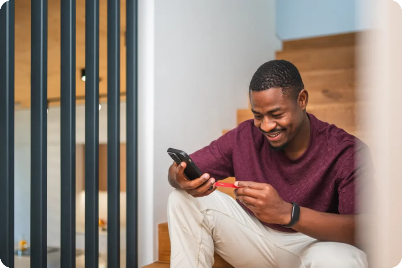 Ein Mann, der online ein Ticket kauft