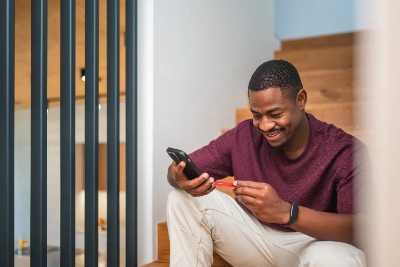 Ein Mann, der online ein Ticket kauft