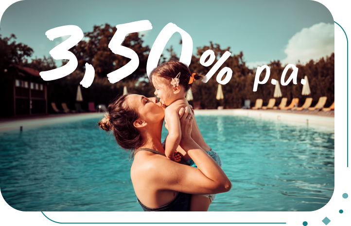 eine Mutter und ihre Tochter, die im Pool spielen