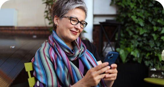 eine Frau, die auf ihr Handy schaut
