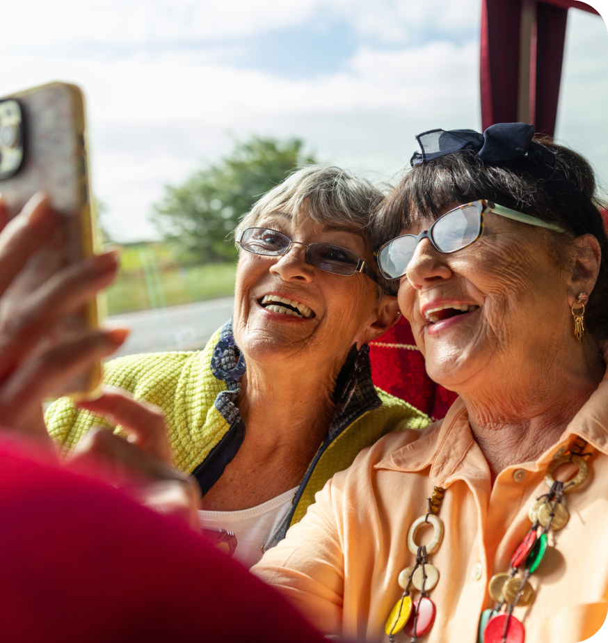 Zwei Frauen, die ein Selfie machen