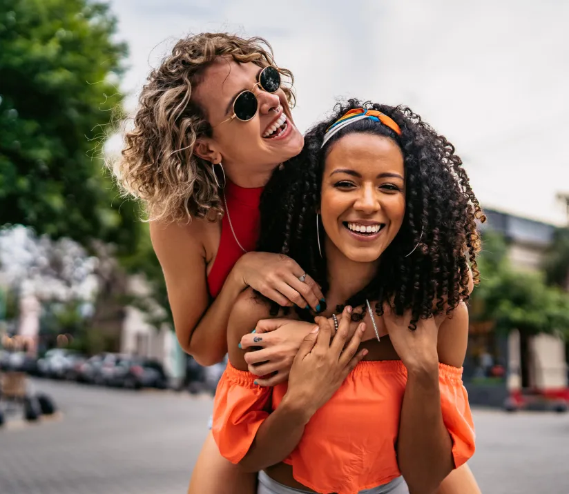 2 Frauen, die lachen