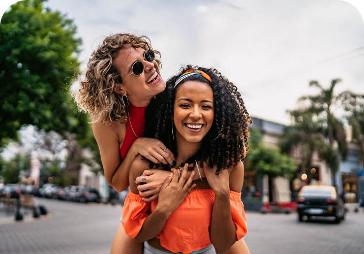 2 Frauen, die lachen
