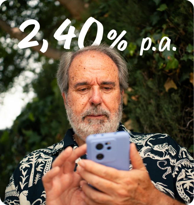 ein Mann, der auf sein Handy schaut