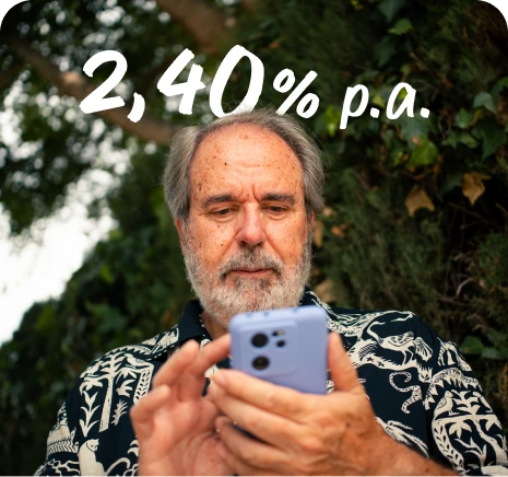 ein Mann, der auf sein Handy schaut