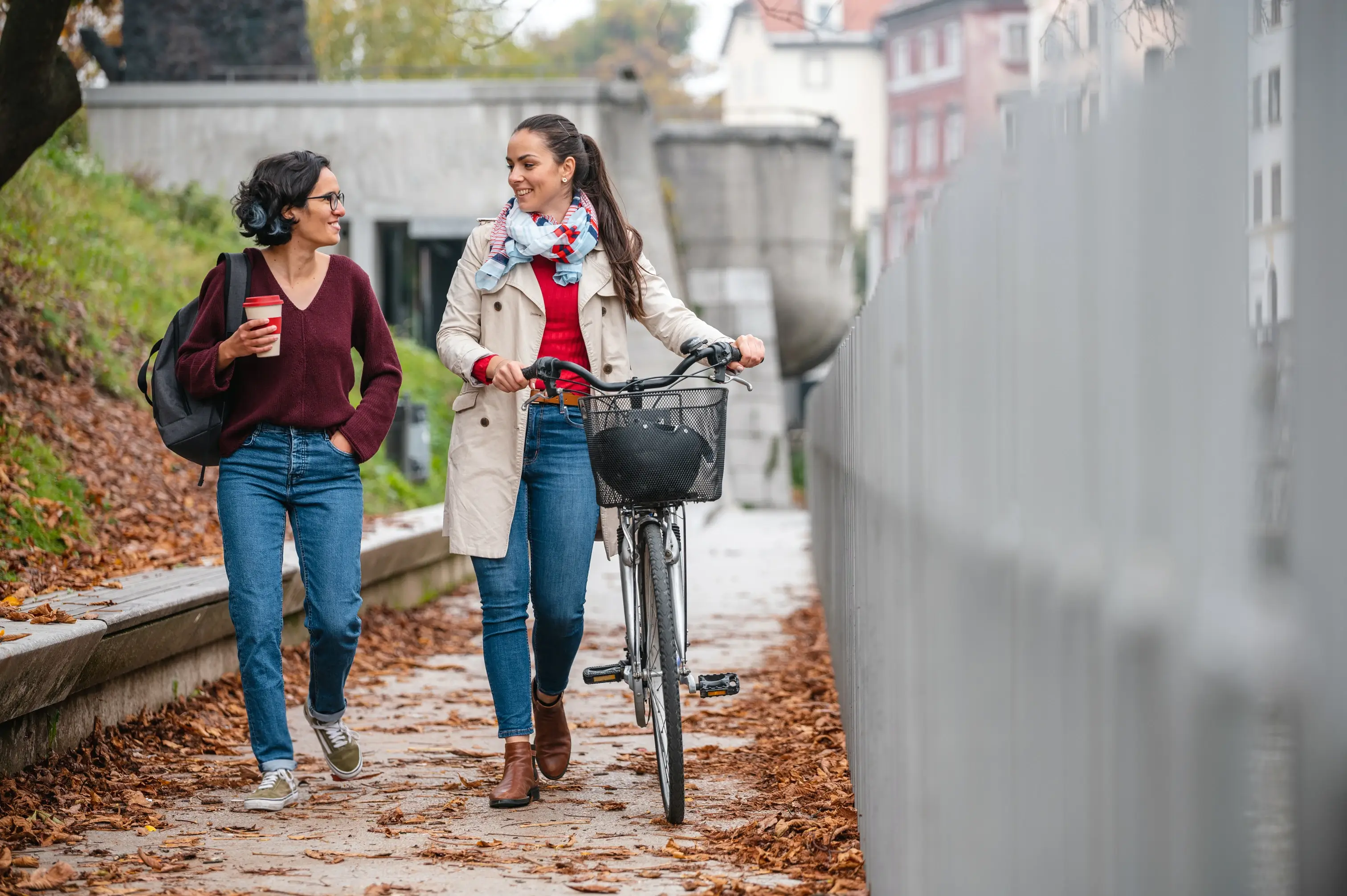 Frauen mit einem Fahrrad