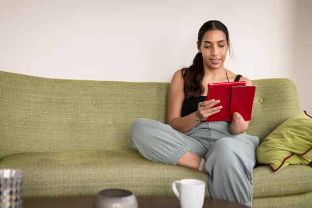 women with tablette